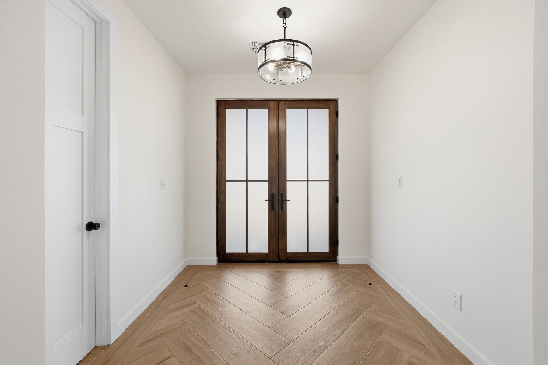 Tijeras — entry hall with French doors